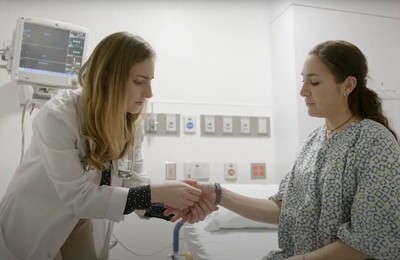 Кодирование Аквилонг в Златоусте Врач держит пациентку за руку