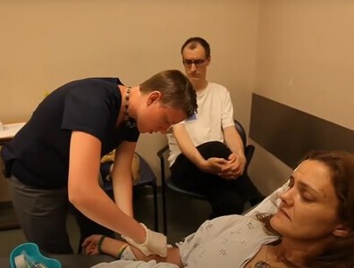 Врач делает инъекцию пациентке 